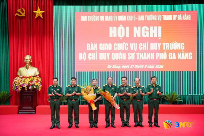 Các đại biểu Bộ Chỉ huy Quân sự thành phố tặng hoa chúc mừng Đại tá Trần Hữu Ích và Đại tá Nguyễn Thế Vinh. Ảnh: T.CÔNG