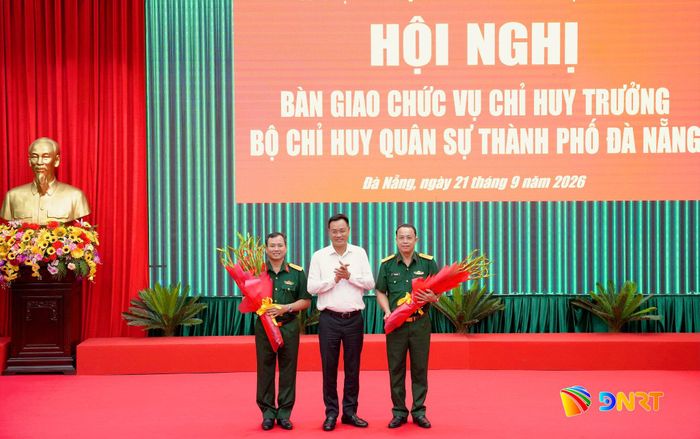 Bí thư Thành ủy Lê Ngọc Quang tặng hoa chúc mừng Đại tá Trần Hữu Ích (ngoài cùng bên phải) và Đại tá Nguyễn Thế Vinh. Ảnh: T.CÔNG