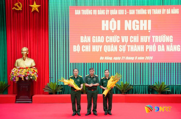 Trung tướng Lê Ngọc Hải, Tư lệnh Quân khu 5 (giữa) tặng hoa chúc mừng Đại tá Trần Hữu Ích và Đại tá Nguyễn Thế Vinh. Ảnh: T.CÔNG