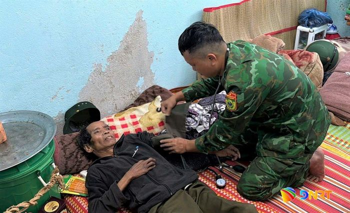 Bác sĩ quân y thăm khám sức khỏe người cao tuổi sau khi sơ tán. Ảnh: PHÚC TRƯỜNG
