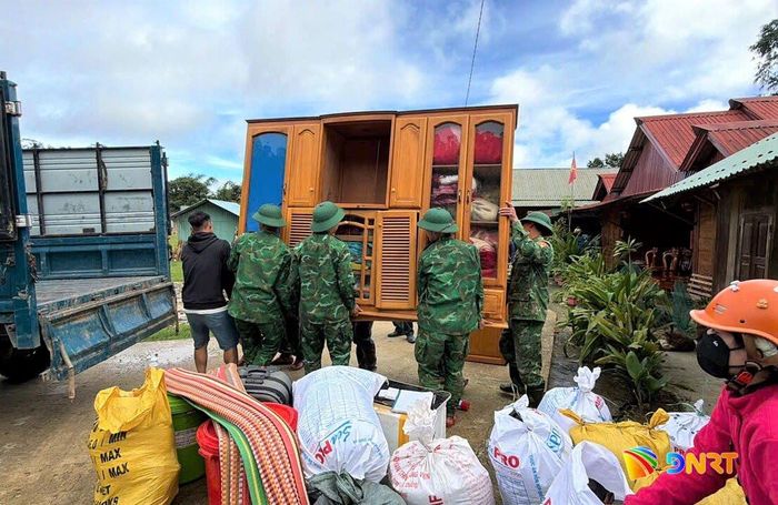 Nhiều tài sản và người dân được sơ tán, di chuyển đến vị trí an toàn. Ảnh: PHÚC TRƯỜNG