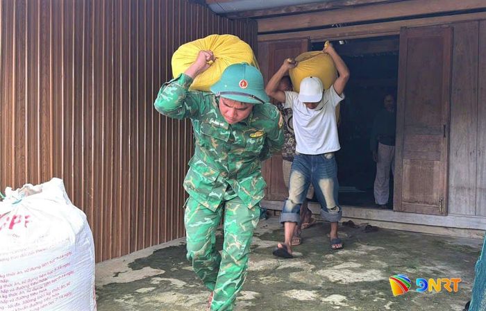 Cán bộ, chiến sĩ Đồn Biên phòng Ga Ry cùng chính quyền và người dân địa phương hỗ trợ di chuyển lương thực người dân khỏi khu vực nguy hiểm. Ảnh: PHÚC TRƯỜNG