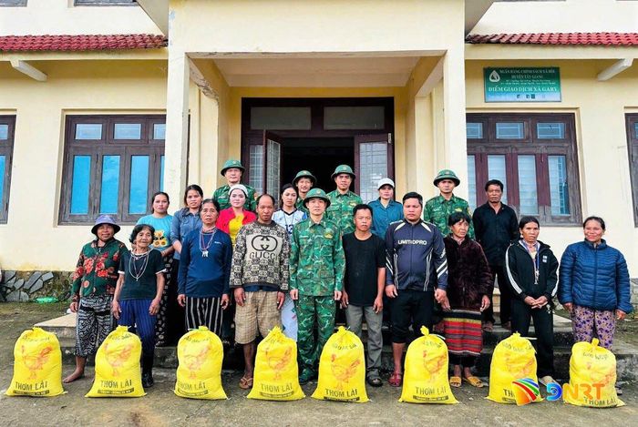 Đại diện Đồn Biên phòng Ga Ry hỗ trợ lương thực cho người dân đến sơ tán. Ảnh: PHÚC TRƯỜNG
