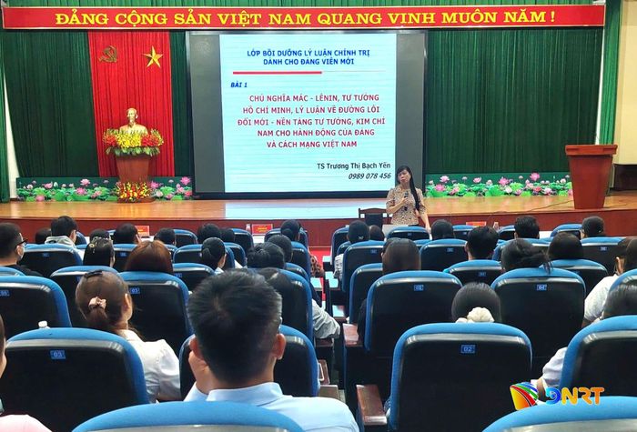 Báo cáo viên trình bày chuyên đề tại lớp bồi dưỡng đảng viên mới. Ảnh: ĐÌNH HIỀN