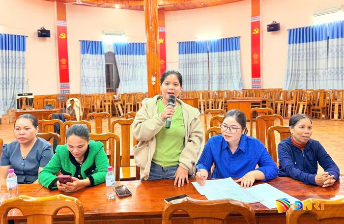 Người dân xã Đông Giang kiến nghị hỗ trợ giống cây trồng, con vật nuôi để nâng cao đời sống. Ảnh: NGỌC VY