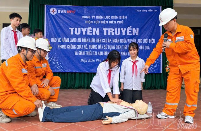Học sinh Trường PTDTBT THCS Mường Pồn thực hành kỹ năng sơ cứu người bị điện giật dưới sự hướng dẫn của cán bộ Điện lực Điện Biên Phủ.