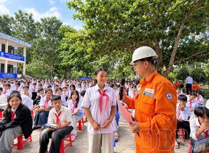 Cán bộ Điện lực Điện Biên Phủ tổ chức hỏi - đáp, tuyên truyền kiến thức an toàn điện cho học sinh Trường PTDTBT THCS Mường Pồn.