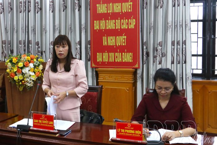 Đồng chí Cao Thị Tuyết Lan, Ủy viên Ban Thường vụ Tỉnh ủy, Phó Chủ tịch Thường trực HĐND tỉnh phát biểu ý kiến tại phiên họp.
