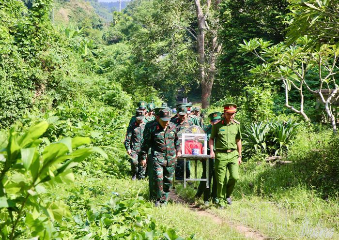 Lực lượng quy tập đưa hài cốt liệt sĩ về Nghĩa trang Liệt sĩ Tông Khao.