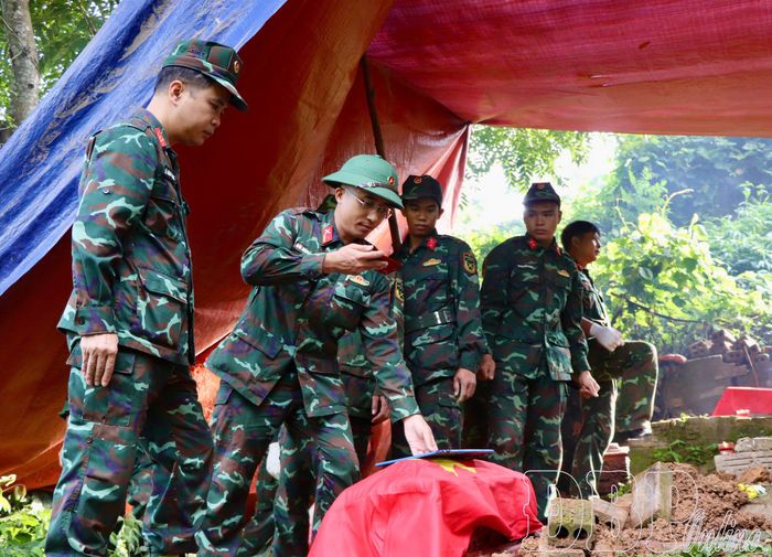 Cán bộ thực hiện số hóa thông tin, hồ sơ phục vụ công tác tìm kiếm, quy tập.