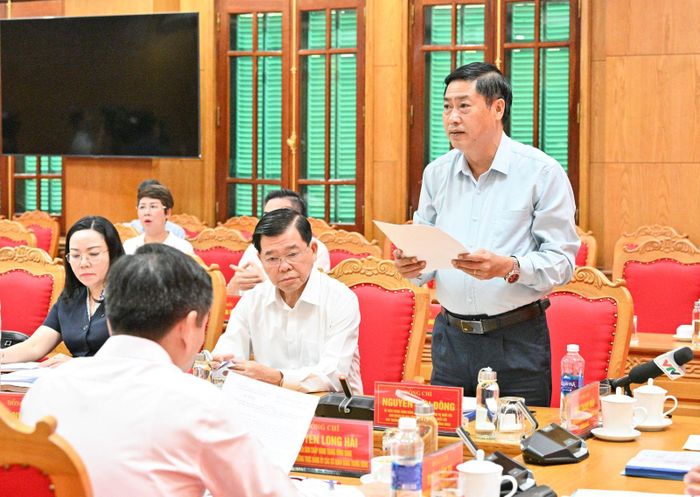 Đồng chí Nguyễn Hữu Đông, Ủy viên Trung ương Đảng, Ủy viên Ban Thường vụ Đảng ủy Quốc hội, Chủ nhiệm Ủy ban Công tác đại biểu của Quốc hội, Phó Trưởng ban Tổ chức Trung ương, Phó Trưởng Đoàn trình bày tóm tắt dự thảo Báo cáo kết quả kiểm tra, giám sát đợt 3 đối với Ban Thường vụ Đảng ủy các cơ quan Đảng Trung ương.