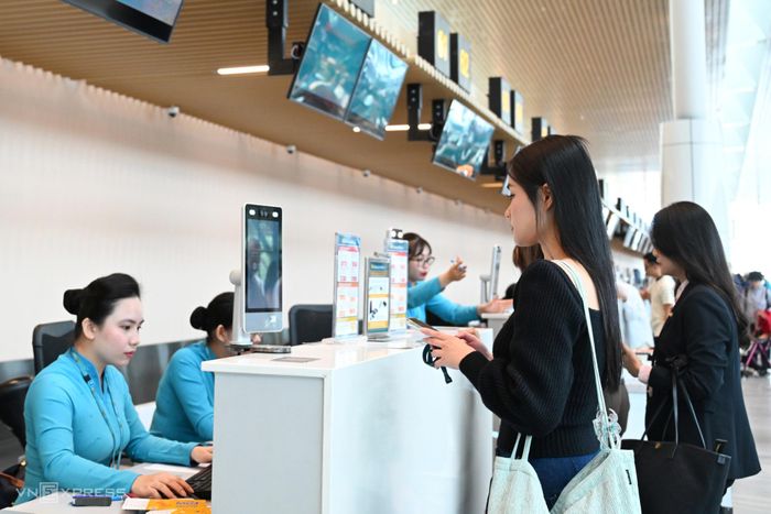 Nhiều người gặp khó khăn khi theo dõi giá vé máy bay của nhiều hãng khác nhau