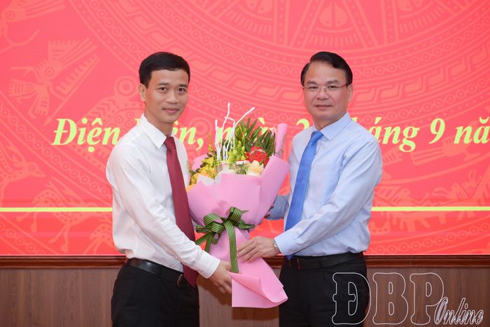 Bộ trưởng, Chủ nhiệm Văn phòng Chính phủ Đặng Xuân Phong tặng hoa chúc mừng tân Phó Bí thư Tỉnh ủy Nguyễn Văn Thắng.