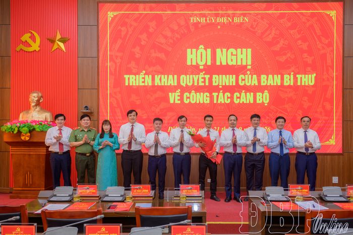 Các đồng chí Thường trực Tỉnh ủy, Ban Thường vụ Tỉnh ủy tặng hoa chúc mừng đồng chí Nguyễn Văn Thắng.