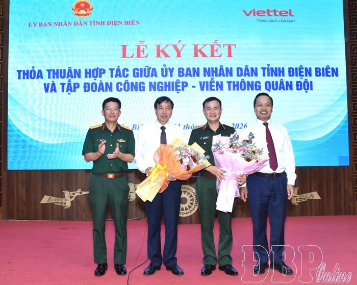 Bí thư Tỉnh ủy Trần Tiến Dũng tặng hoa chúc mừng lễ ký kết thành công.
