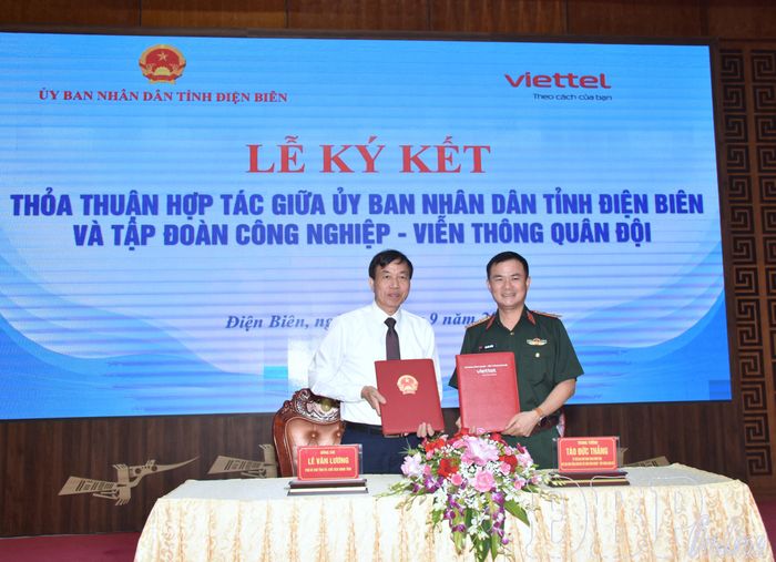Chủ tịch UBND tỉnh Lê Văn Lương và Trung tướng Tào Đức Thắng trao biên bản ký kết hợp tác.