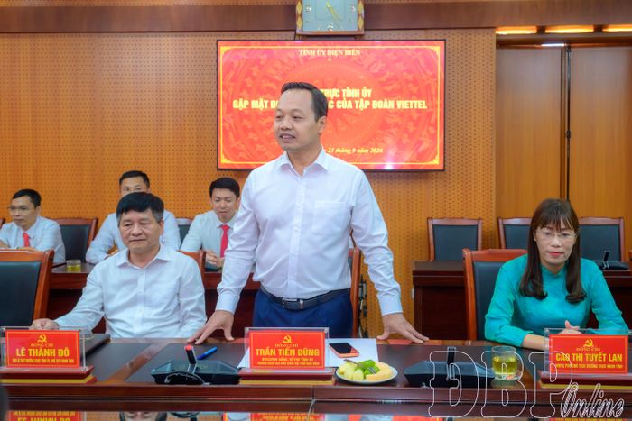 Bí thư Tỉnh ủy Trần Tiến Dũng phát biểu tại buổi gặp mặt.