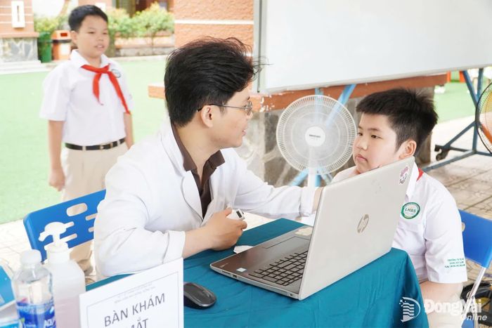 Bác sĩ Bệnh viện Nhi đồng Đồng Nai khám sức khỏe cho học sinh Trường TH-THCS-THPT Song ngữ Lạc Hồng Ảnh: Hạnh Dung