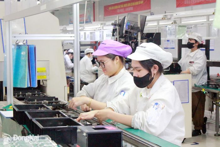 Công nhân Công ty TNHH Topband Smart Đồng Nai (Việt Nam) ở phường Long Thành tăng tốc sản xuất phục vụ đơn hàng cuối năm.