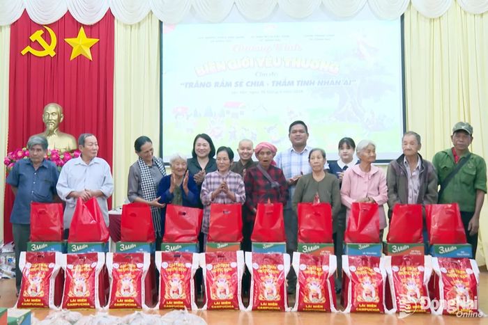 Câu lạc bộ Hướng thiện Hớn Quản tặng quà cho các hộ nghèo, hoàn cảnh khó khăn. Ảnh: Trần Cảnh