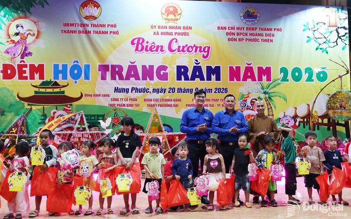 Đại diện Thành đoàn tặng quà và lồng đèn Trung thu cho trẻ em. Ảnh: Nguyệt Hà