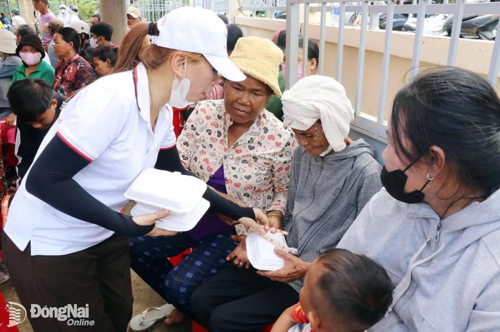 Bà con nhận suất bún khô xào khi tham gia chương trình. Ảnh: Ngọc Huyền