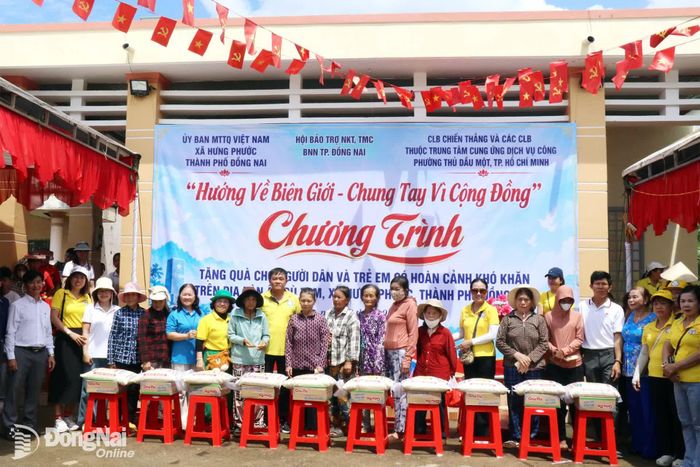 Ban tổ chức trao quà cho các hộ dân. Ảnh: Ngọc Huyền