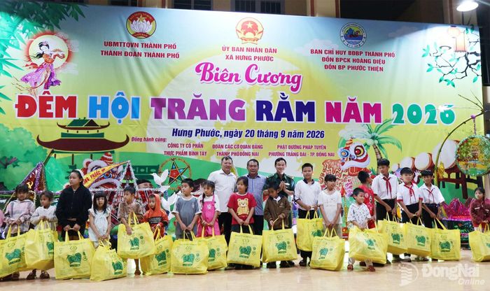 Lãnh đạo Ủy ban MTTQ Việt Nam thành phố, Ban Chỉ huy Bộ đội Biên phòng thành phố và các mạnh thường quân tặng quà cho thiếu nhi. Ảnh: Nguyệt Hà