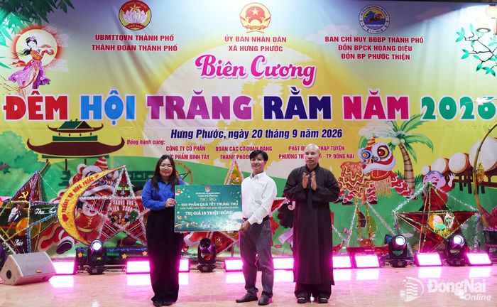 Dịp này, Đại đức Thích An Thuận, Chủ trì Phật đường Pháp Tuyền Đồng Nai và các mạnh thường quân tặng quà Tết Trung thu. Ảnh: Nguyệt Hà