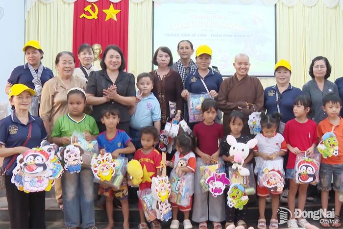Câu lạc bộ Hướng thiện Hớn Quản tặng quà trung thu cho trẻ em có hoàn cảnh khó khăn. Ảnh: Trần Cảnh