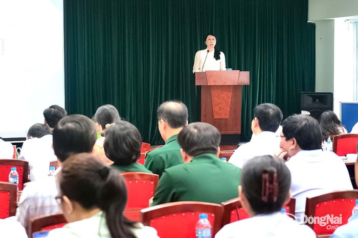 Bà Võ Thị Thanh Trang, Phó trưởng Phòng Chế độ BHXH (BHXH Đồng Nai) thông tin về tình hình cấp giấy nghỉ ốm trong 8 tháng của năm 2026 trên địa bàn thành phố Đồng Nai. Ảnh: Hạnh Dung