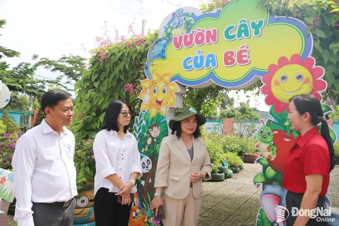 Đoàn công tác tham quan Trường mầm non Phú Thịnh tại ấp 2, xã Tà Lài. Ảnh: B.Nguyên