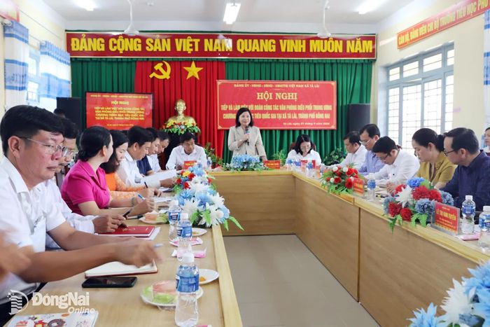 Đoàn công tác làm việc với Đảng ủy, UBND xã Tà Lài về kết quả xây dựng nông thôn mới. Ảnh: B.Nguyên