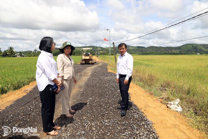 Đoàn công tác khảo sát dự án đường Đập Vàm Hô thuộc ấp 4 đang được đầu tư, dự kiến hoàn thành vào tháng 11-2026. Ảnh: B.Nguyên