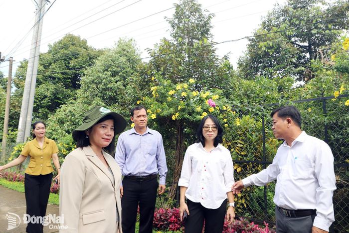 Đoàn công tác tham quan tuyến đường nội đồng tại ấp 3, xã Tà Lài. Ảnh: B.Nguyên
