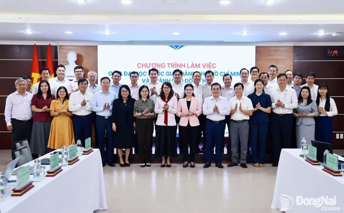 Đoàn công tác của thành phố Đồng Nai và Đại học Quốc gia Thành phố Hồ Chí Minh chụp hình lưu niệm. Ảnh: Công Nghĩa