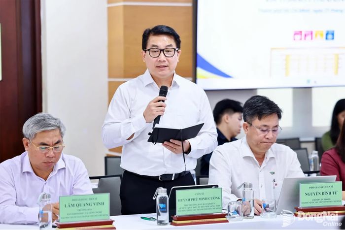 Tiến sĩ Huỳnh Phú Minh Cường, Phó Trưởng ban Khoa học và Công nghệ, Quyền Giám đốc Trung tâm đổi mới sáng tạo Đại học Quốc gia Thành phố Hồ Chí Minh phát biểu nội dung về đổi mới sáng tạo trong hợp tác với thành phố Đồng Nai. Ảnh: Công Nghĩa