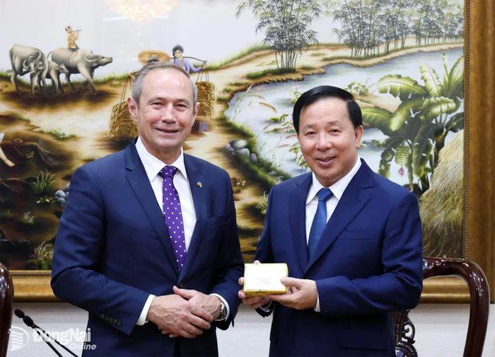 Phó Bí thư Thành ủy, Chủ tịch UBND thành phố Đồng Nai Nguyễn Văn Út tặng quà lưu niệm sau buổi làm việc với ông Roger Cook MLA, Thủ hiến bang Tây Úc. Ảnh: Ngọc Liên