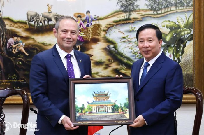Phó Bí thư Thành ủy, Chủ tịch UBND thành phố Đồng Nai Nguyễn Văn Út tặng quà lưu niệm sau buổi làm việc với ông Roger Cook MLA, Thủ hiến bang Tây Úc. Ảnh: Ngọc Liên