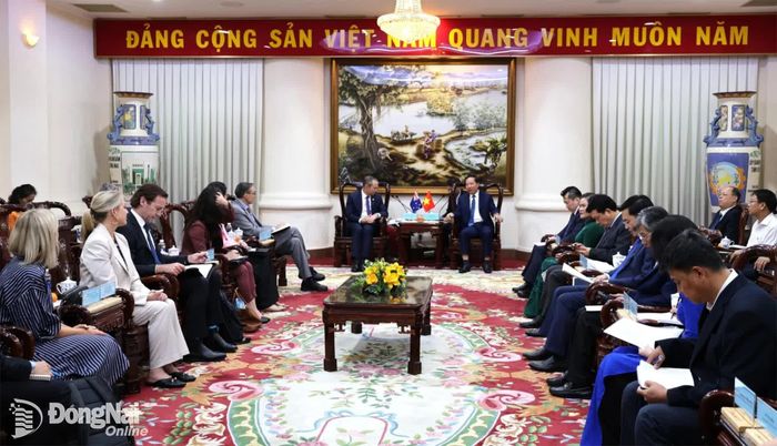 Buổi gặp gỡ và làm việc giữa Phó Bí thư Thành ủy, Chủ tịch UBND thành phố Đồng Nai Nguyễn Văn Út và Đoàn công tác của bang Tây Úc sáng 21-9. Ảnh: Ngọc Liên