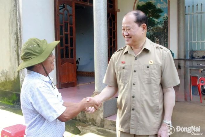 Thượng tướng Bế Xuân Trường, Phó Chủ tịch Ủy ban Trung ương MTTQ Việt Nam, Chủ tịch Hội Cựu chiến binh Việt Nam, Ủy viên Hội đồng quản trị Ngân hàng Chính sách xã hội Việt Nam gặp gỡ hộ dân sử dụng hiệu quả nguồn vốn Ngân hàng Chính sách xã hội. Ảnh: N.Hòa