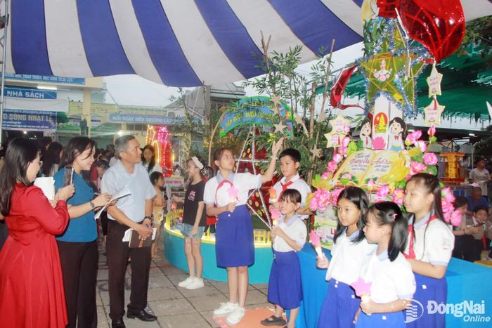Các em thiếu nhi phường Trảng Dài thuyết trình tại Hội thi thiết kế lồng đèn. Ảnh: Nga Sơn