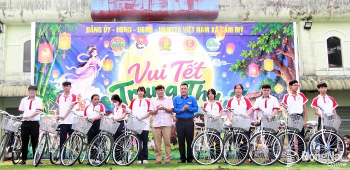 Đại diện Thành đoàn và Đảng ủy - HĐND - UBND - Ủy ban MTTQ Việt Nam xã Cẩm Mỹ trao xe đạp cho các em thiếu nhi có hoàn cảnh khó khăn tại chương trình vui Tết Trung thu. Ảnh: Nga Sơn