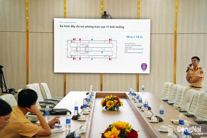 Cán bộ Phòng Cảnh sát giao thông Công an thành phố Đồng Nai giới thiệu về sa hình mới với 11 tình huống. Ảnh: Lê Duy