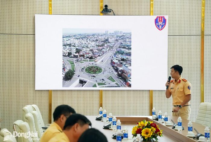 Cán bộ Phòng Cảnh sát giao thông Công an thành phố Đồng Nai hướng dẫn chỉ ra các lỗi nhận diện thường mắc phải khi tham gia giao thông tại buổi tập huấn. Ảnh: Lê Duy