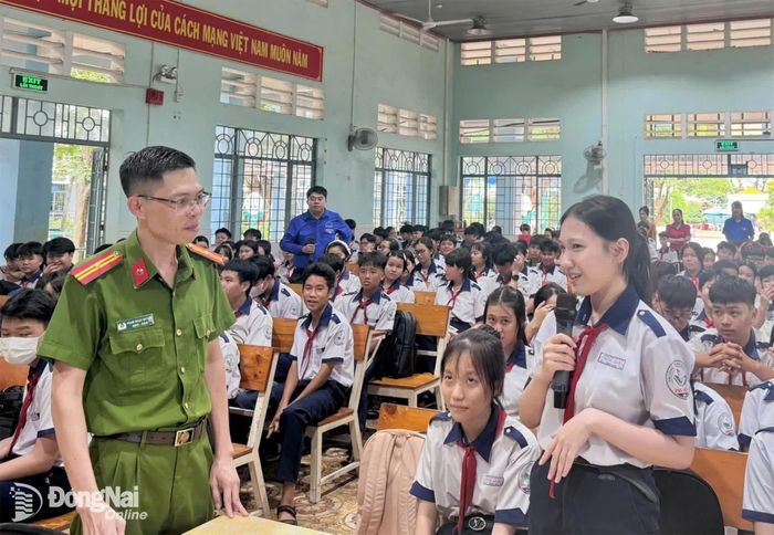 Các em học sinh Trường THCS Phước Thiền trao đổi với báo cáo viên tại buổi tuyên truyền. Ảnh: ĐVCC