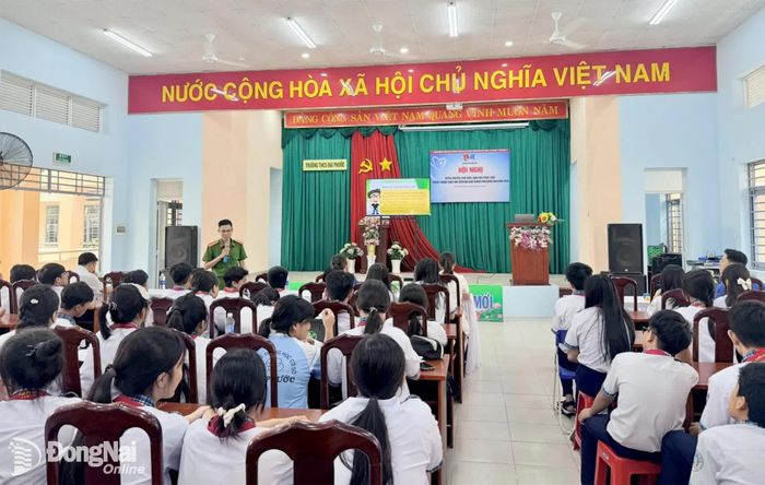 Báo cáo viên tuyên truyền tại Trường THCS Đại Phước (xã Đại Phước). Ảnh: ĐVCC