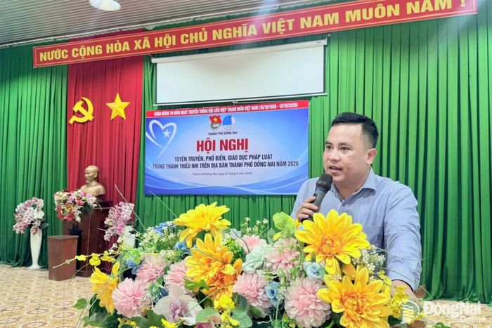 Phó Bí thư Thành đoàn Nguyễn Hiếu Trung phát biểu trong chương trình diễn ra tại Trường THCS Phước Thiền (phường Nhơn Trạch). Ảnh: ĐVCC