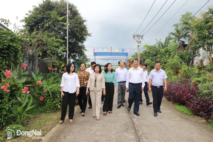 Đoàn công tác Văn phòng Điều phối Trung ương Chương trình mục tiêu quốc gia (Bộ Nông nghiệp và Môi trường) tham quan mô hình tuyến đường kiểu mẫu tại xã Định Quán. Ảnh: B.Nguyên