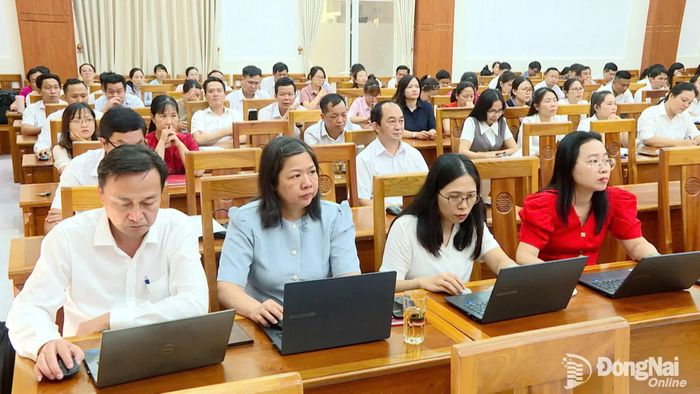 Cán bộ, công chức, người lao động Văn phòng Thành ủy và các ban Đảng Thành ủy dự hội nghị. Ảnh: Nhất Phương